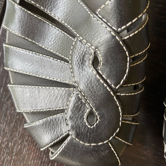 Cloudwalkers Aimee Black Strappy adjustable closed toe flat sandals - Picture 3 of 11